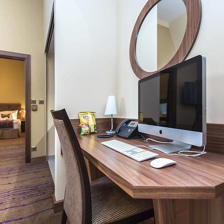 Merchants Crown Suites And Spa Prague Ngoại thất bức ảnh A computer in a hotel room