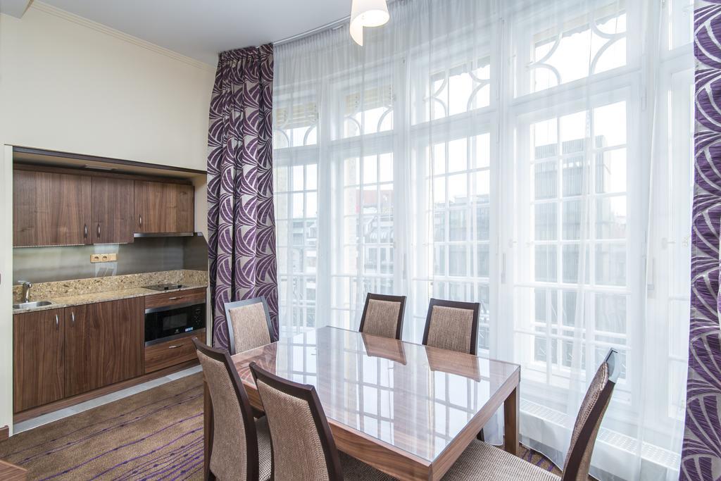 Merchants Crown Suites And Spa Prague Ngoại thất bức ảnh A kitchen with a large window