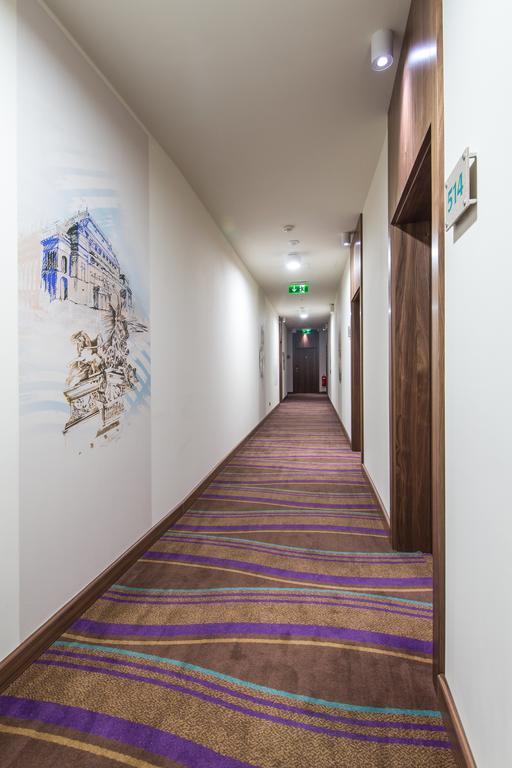 Merchants Crown Suites And Spa Prague Ngoại thất bức ảnh A typical hotel corridor