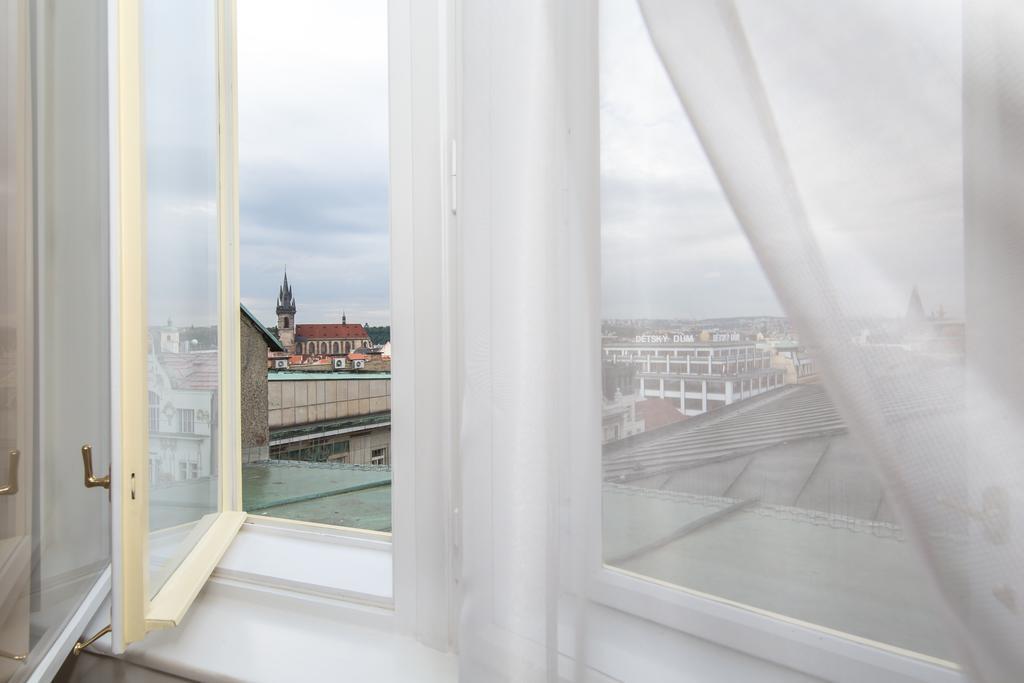 Merchants Crown Suites And Spa Prague Ngoại thất bức ảnh Curtains