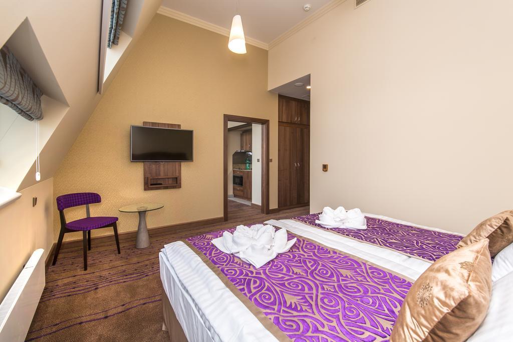 Merchants Crown Suites And Spa Prague Ngoại thất bức ảnh A room at the Premier Inn in London