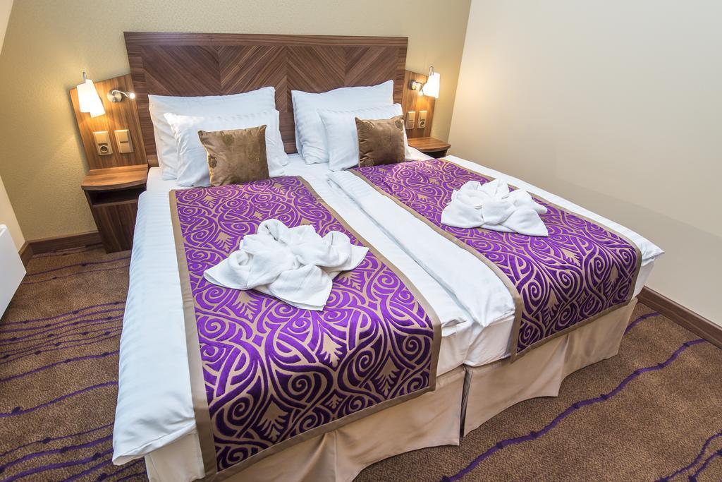 Merchants Crown Suites And Spa Prague Ngoại thất bức ảnh A bed with a bed skirt