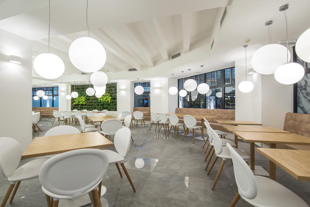 Merchants Crown Suites And Spa Prague Ngoại thất bức ảnh Interior of the restaurant