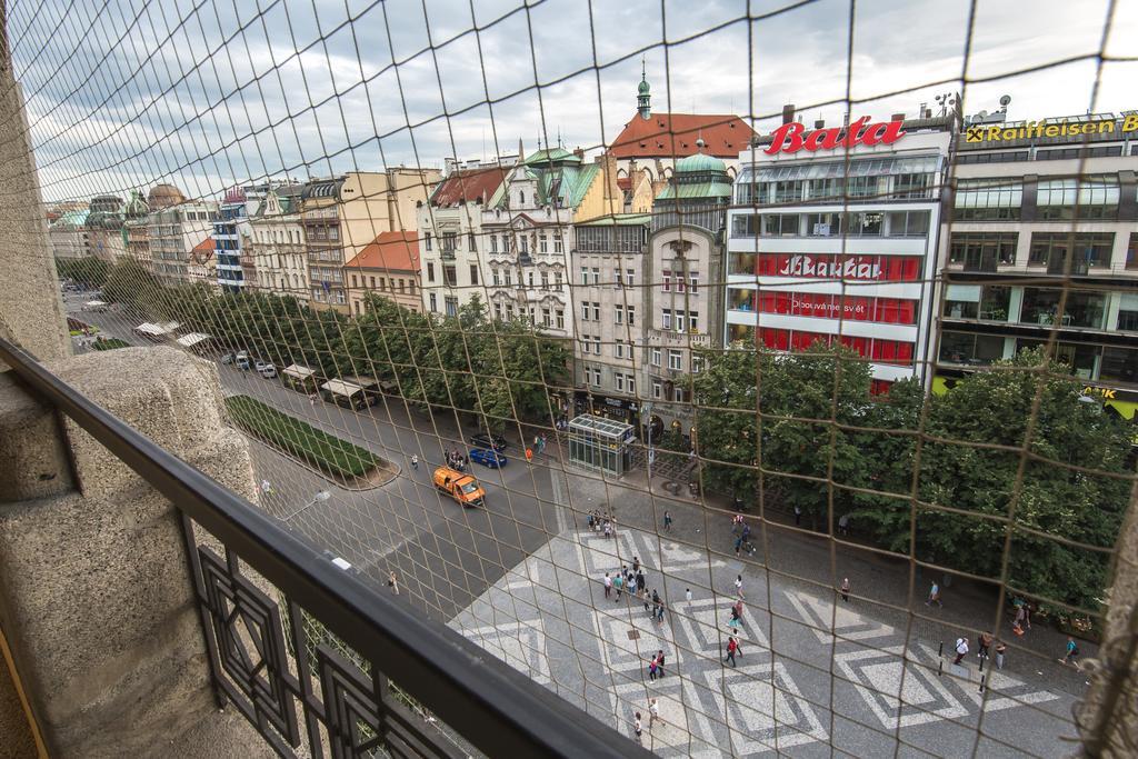 Merchants Crown Suites And Spa Prague Ngoại thất bức ảnh View of the square from the observation deck of the Westin Palace Vienna