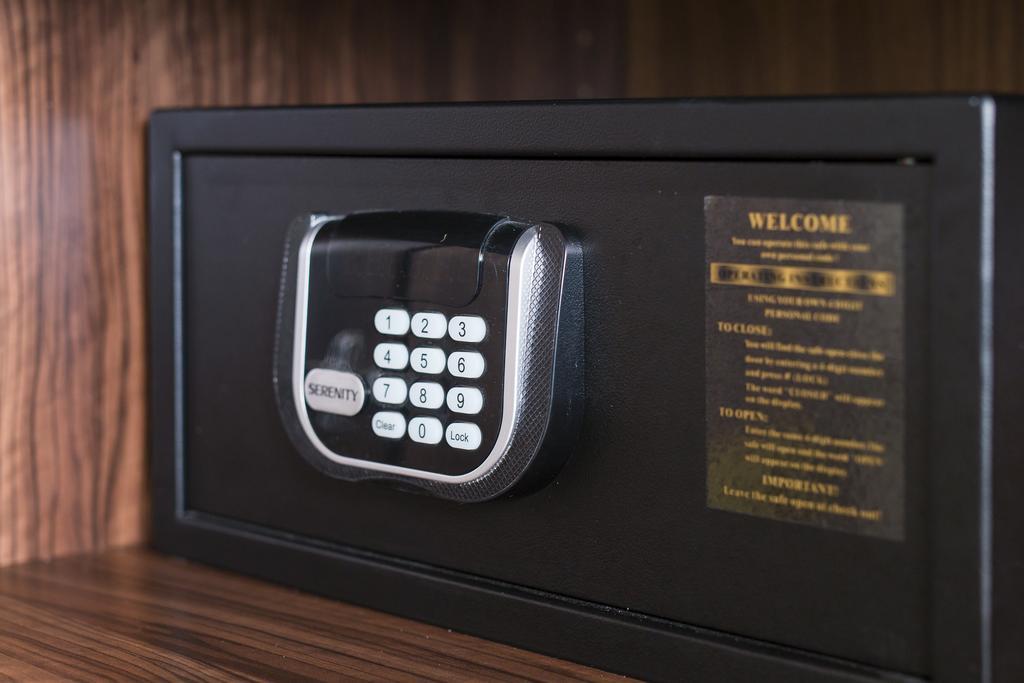 Merchants Crown Suites And Spa Prague Ngoại thất bức ảnh A safe with a keypad