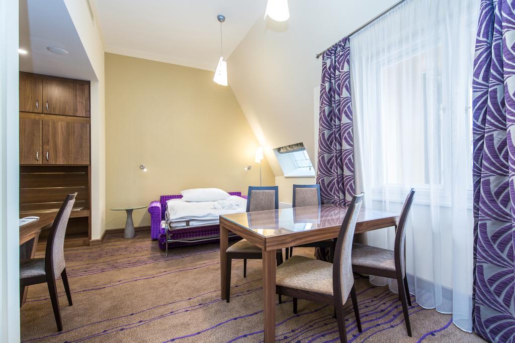Merchants Crown Suites And Spa Prague Ngoại thất bức ảnh A typical apartment