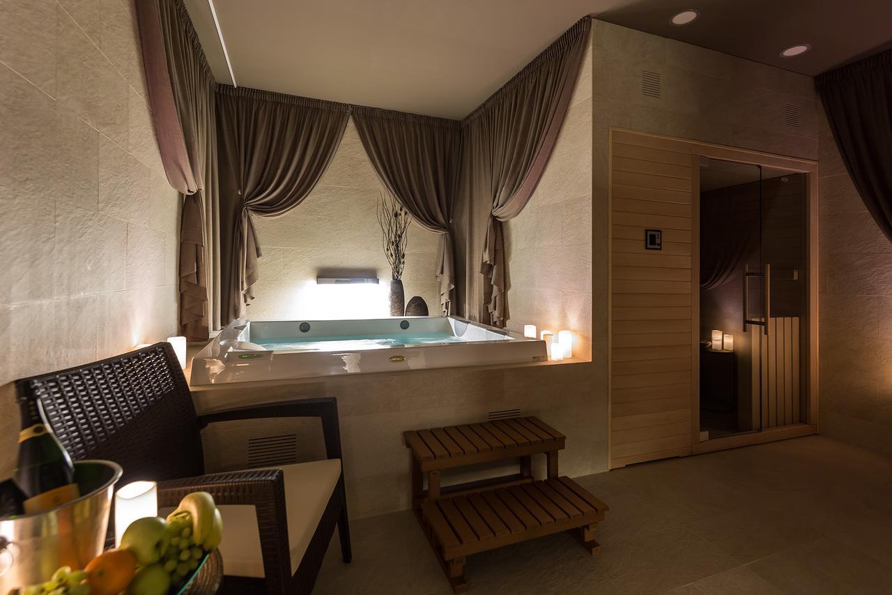 Merchants Crown Suites And Spa Prague Ngoại thất bức ảnh A spa in a hotel