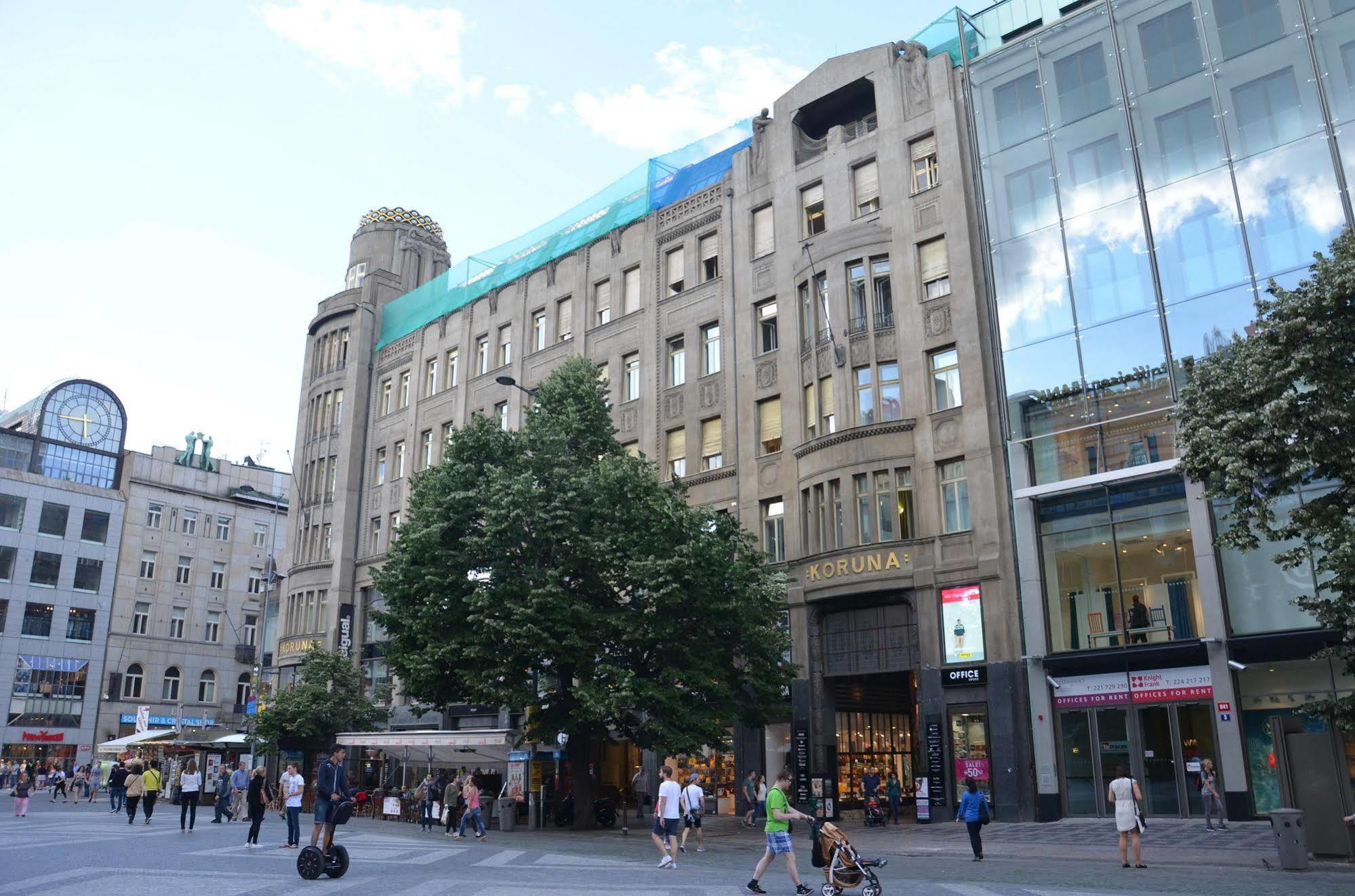 Merchants Crown Suites And Spa Prague Ngoại thất bức ảnh The former department store, now a shopping centre