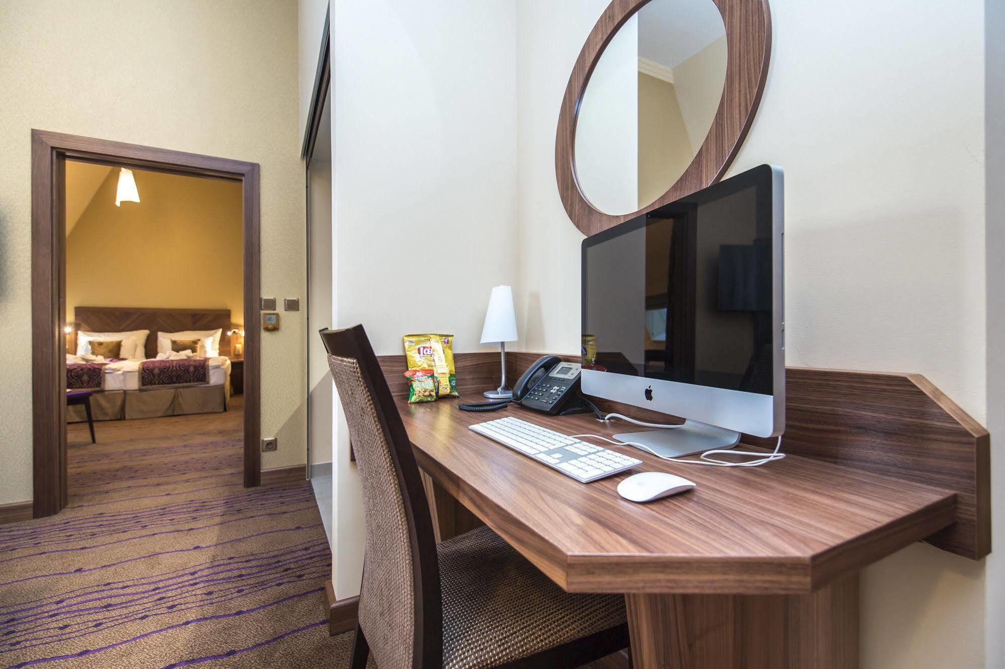 Merchants Crown Suites And Spa Prague Ngoại thất bức ảnh A computer in a hotel room