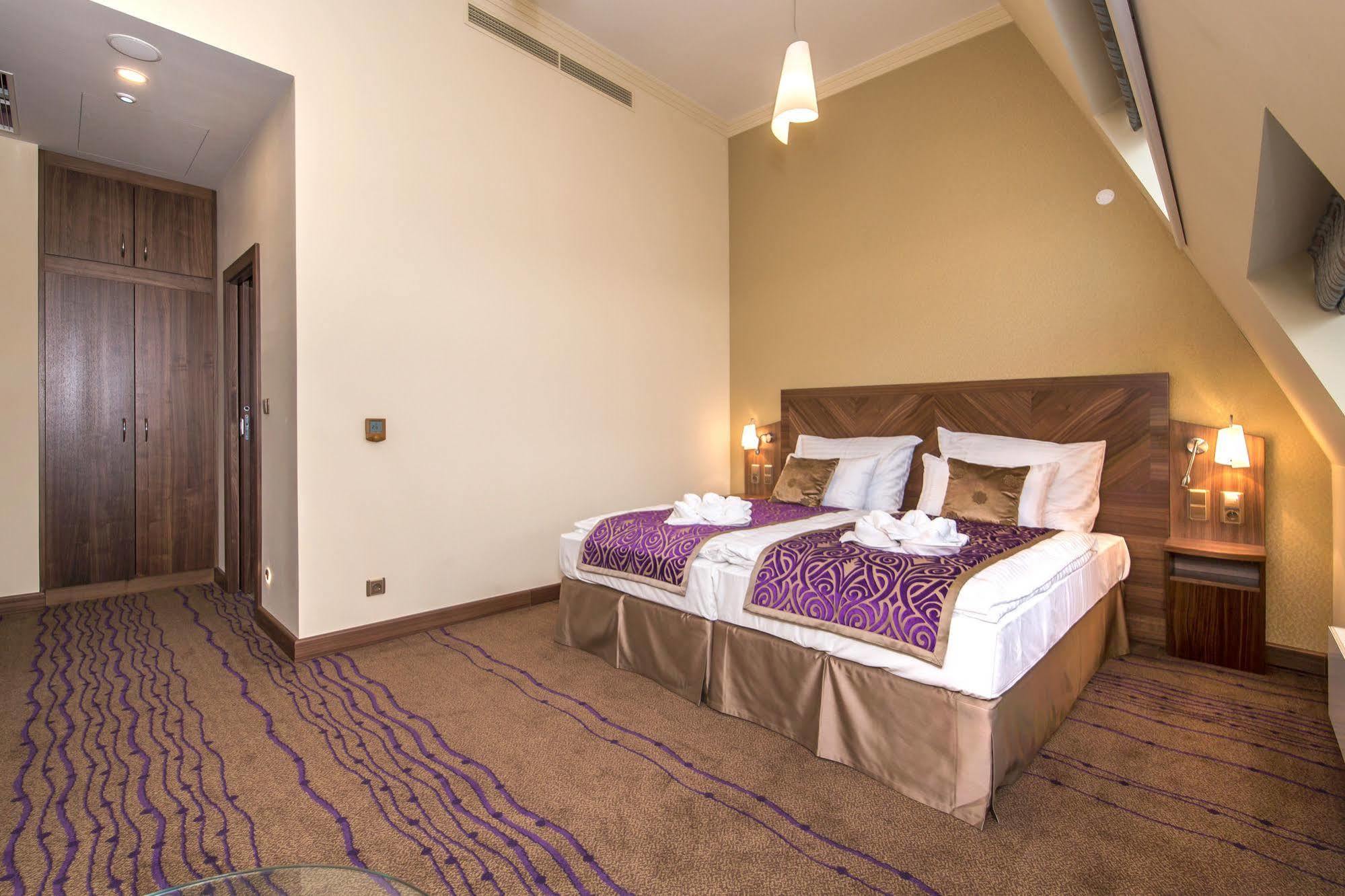 Merchants Crown Suites And Spa Prague Ngoại thất bức ảnh Suite