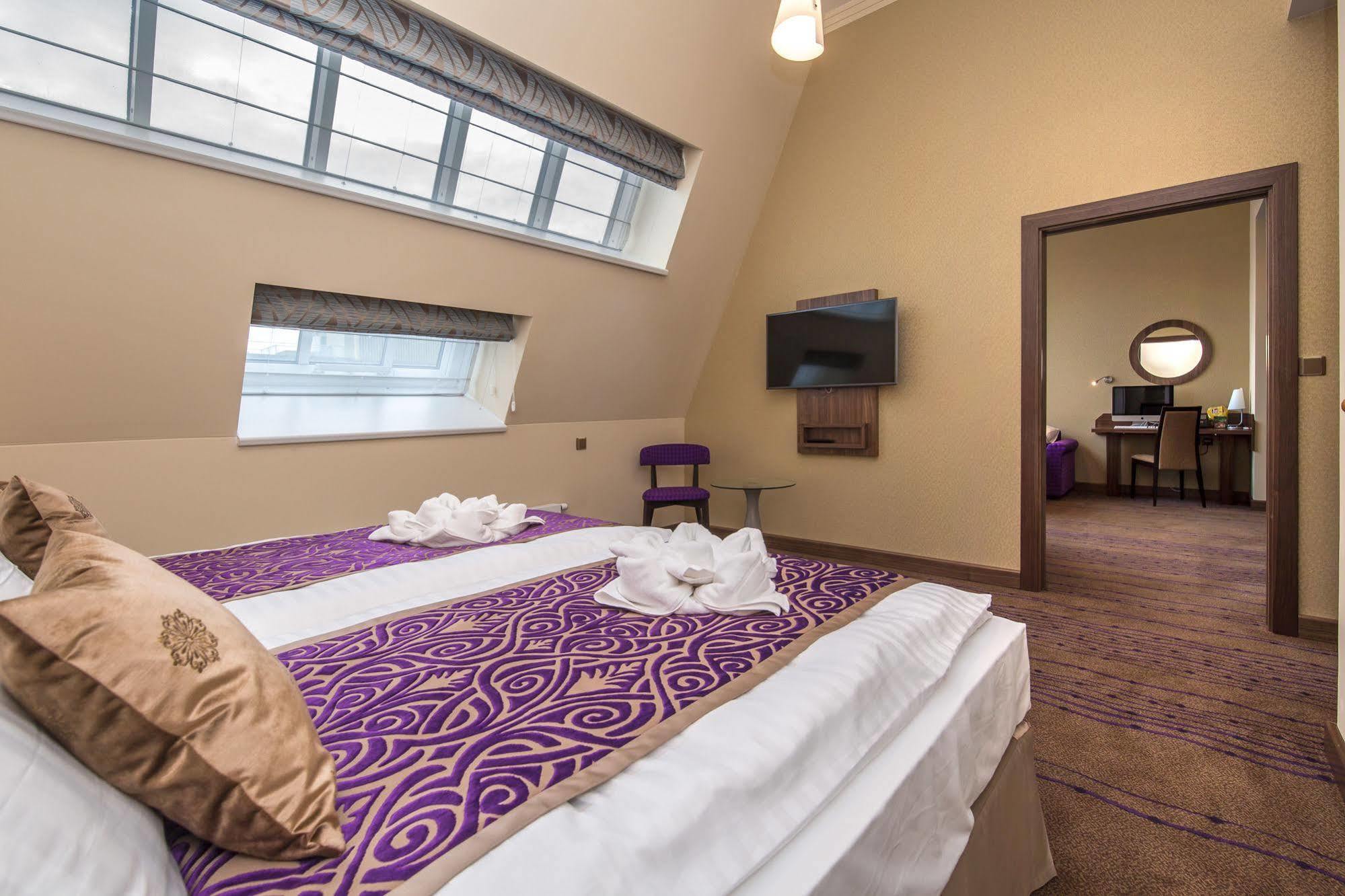 Merchants Crown Suites And Spa Prague Ngoại thất bức ảnh A suite at the hotel
