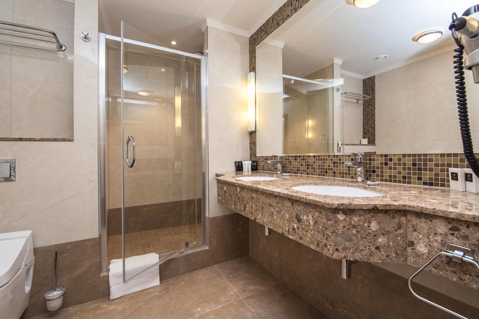 Merchants Crown Suites And Spa Prague Ngoại thất bức ảnh A shower enclosure