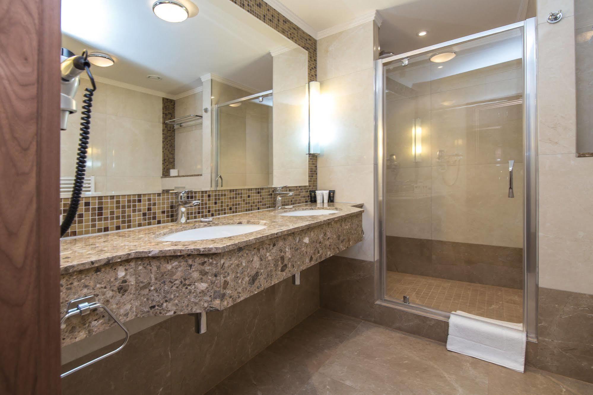 Merchants Crown Suites And Spa Prague Ngoại thất bức ảnh A shower enclosure