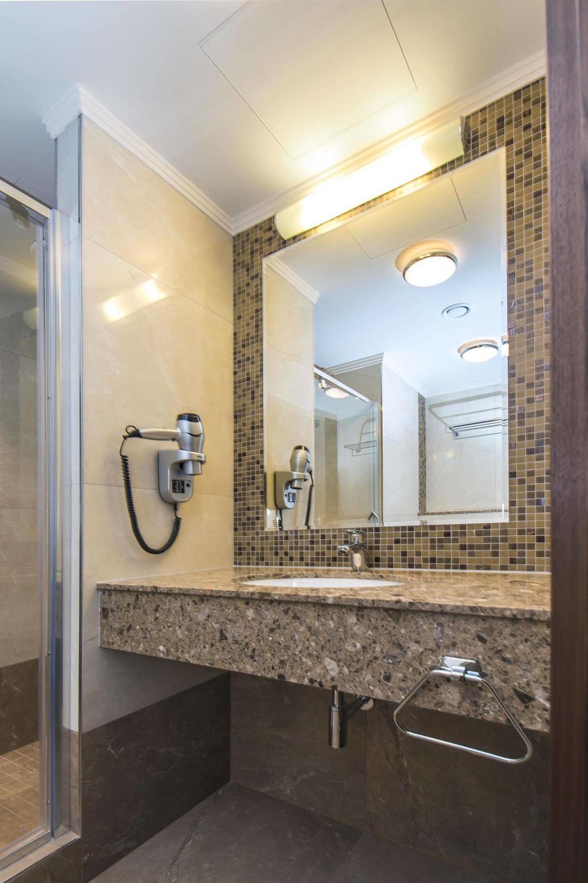 Merchants Crown Suites And Spa Prague Ngoại thất bức ảnh Bathroom