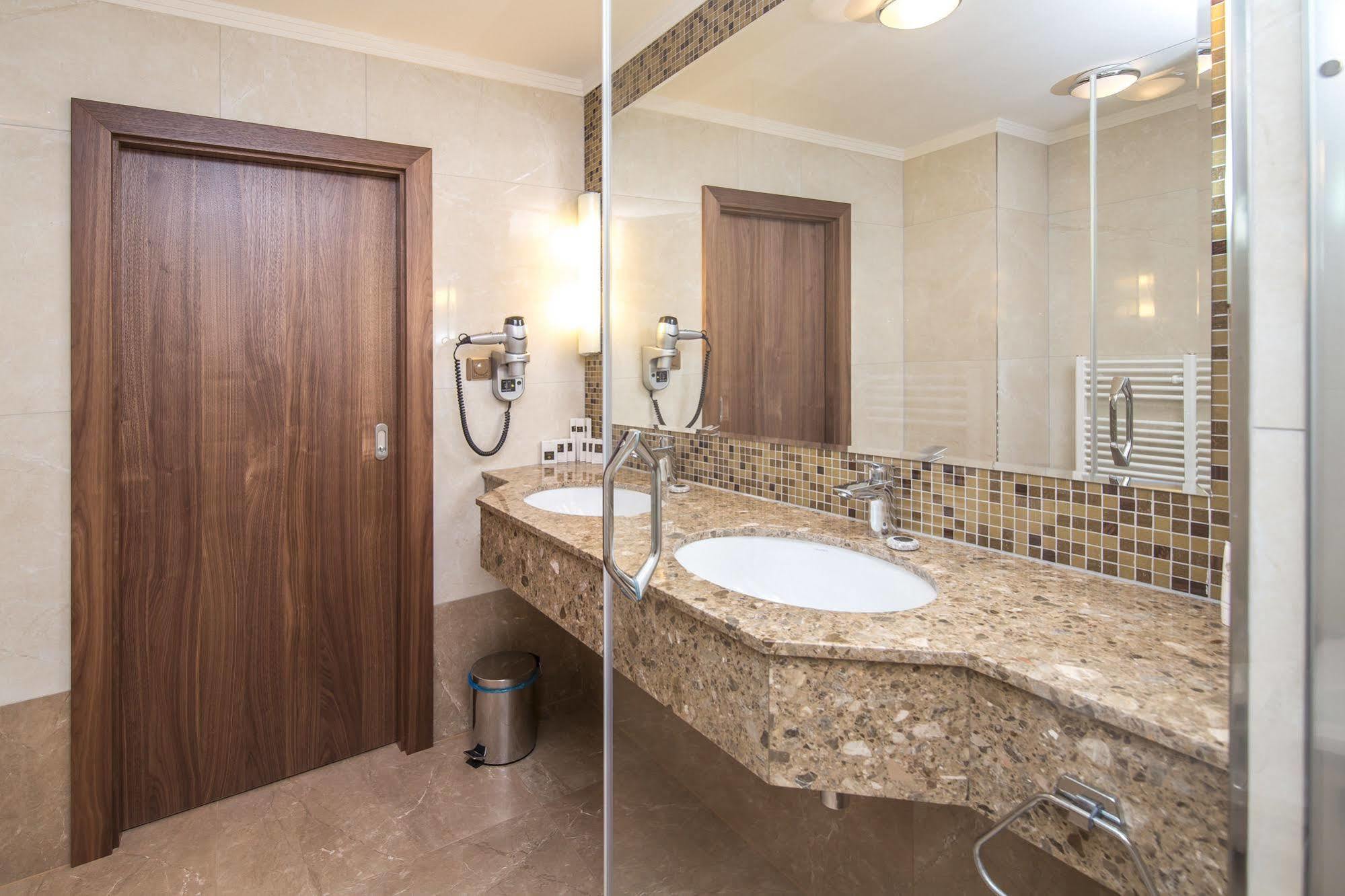 Merchants Crown Suites And Spa Prague Ngoại thất bức ảnh Bathroom