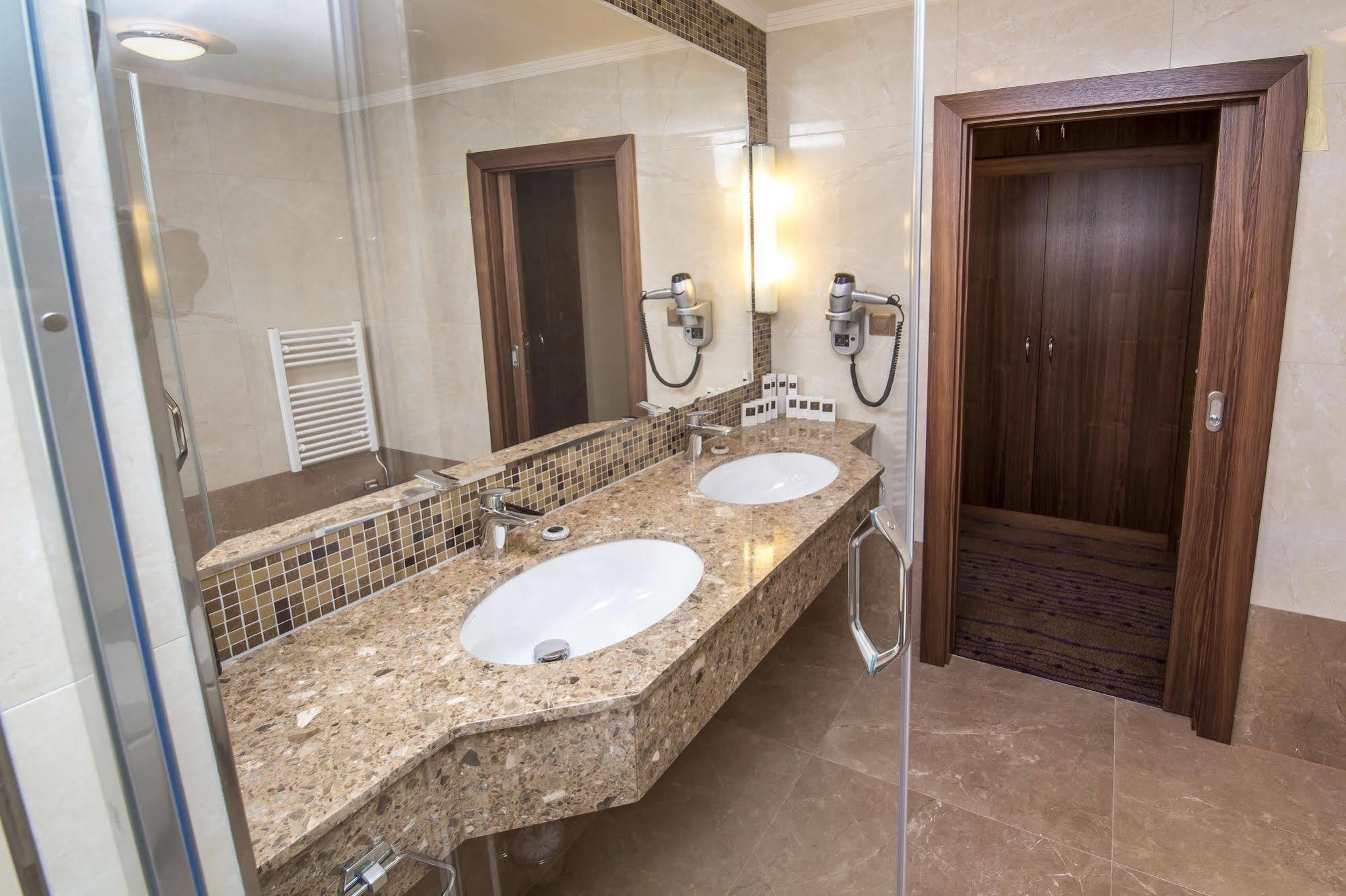 Merchants Crown Suites And Spa Prague Ngoại thất bức ảnh Bathroom in a hotel