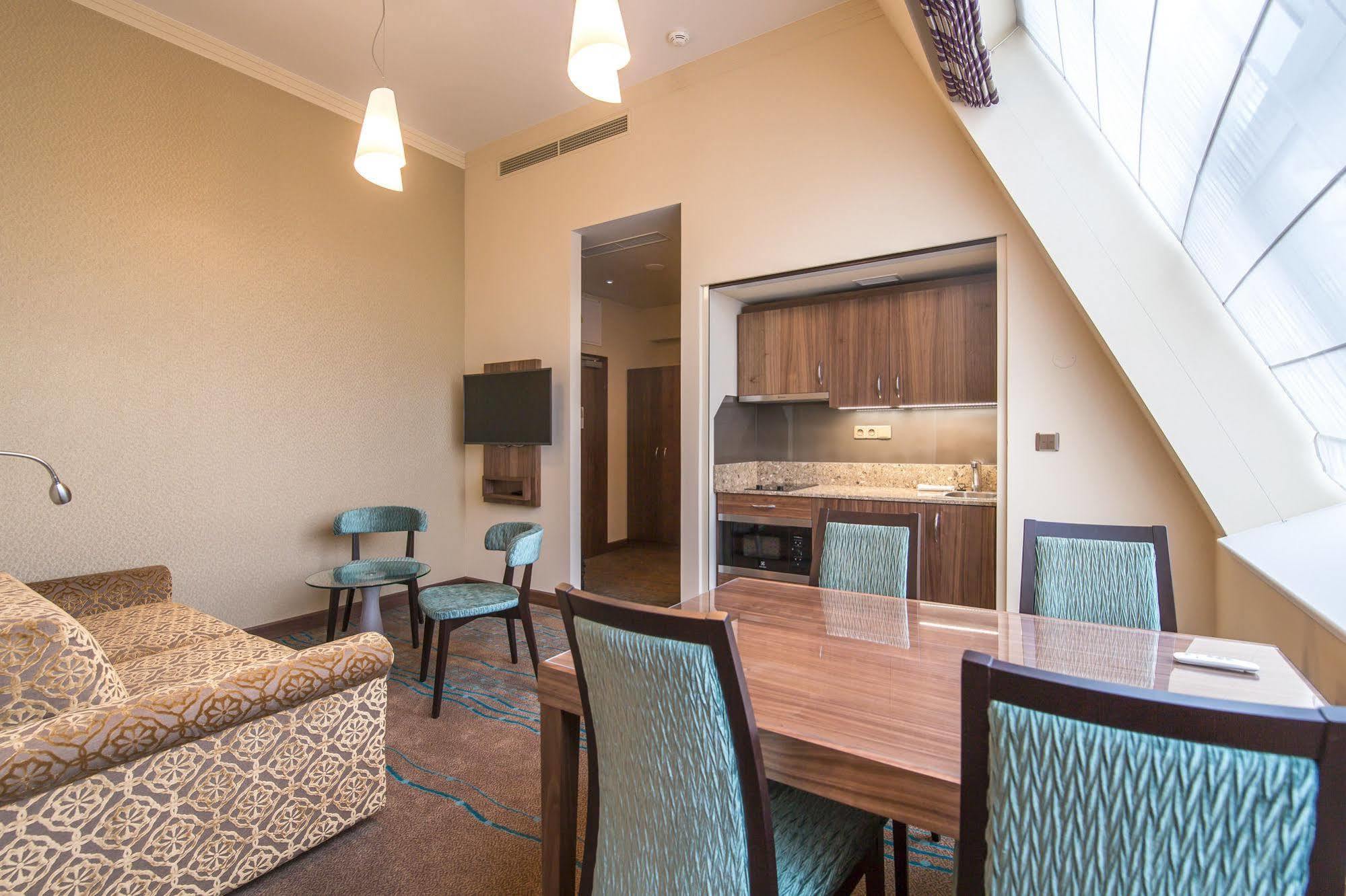 Merchants Crown Suites And Spa Prague Ngoại thất bức ảnh A suite at the hotel