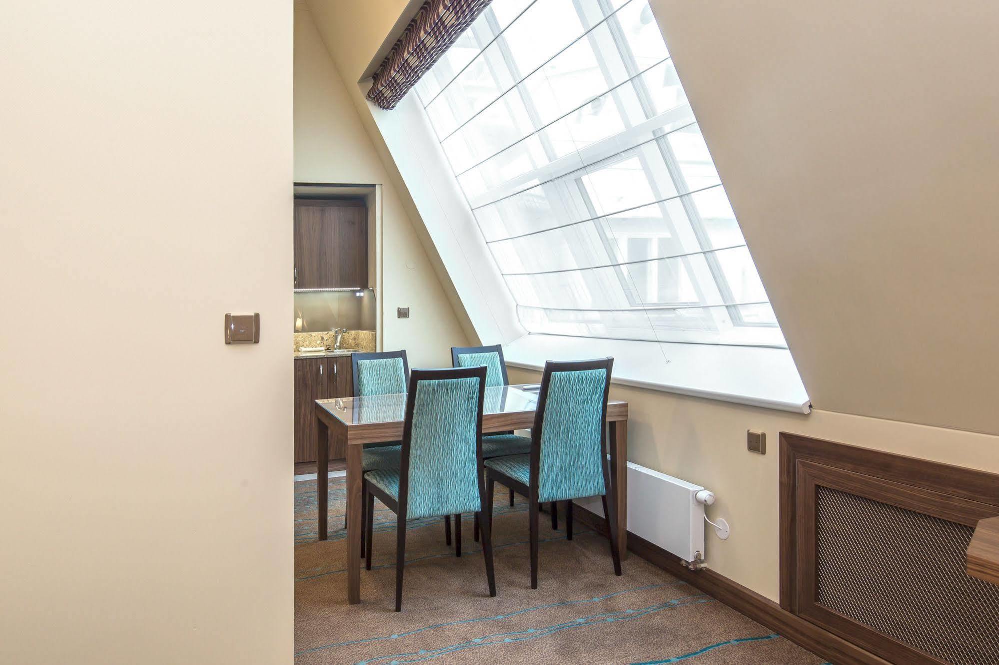 Merchants Crown Suites And Spa Prague Ngoại thất bức ảnh A Roman blind in a hotel room