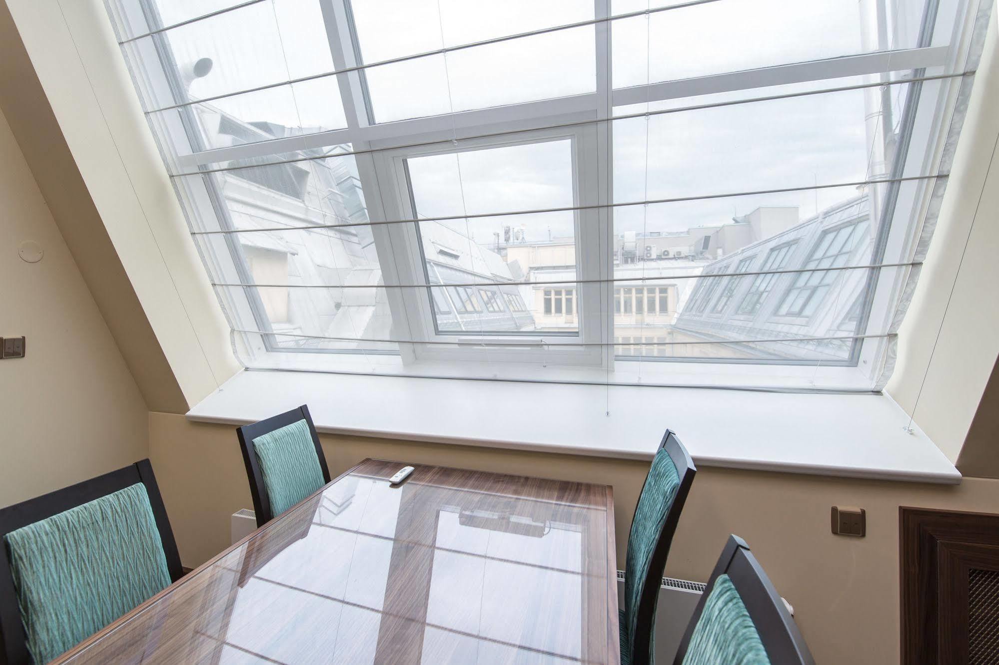 Merchants Crown Suites And Spa Prague Ngoại thất bức ảnh Roman blinds