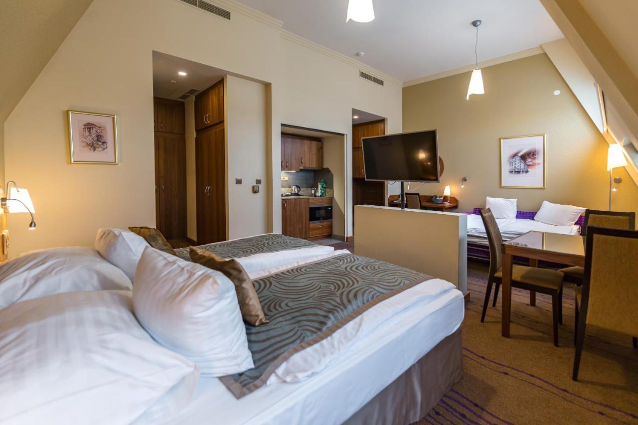 Merchants Crown Suites And Spa Prague Ngoại thất bức ảnh A typical studio apartment