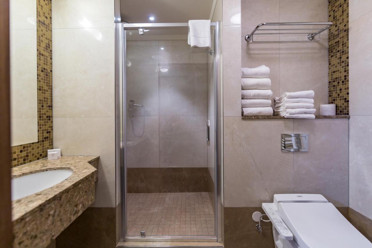 Merchants Crown Suites And Spa Prague Ngoại thất bức ảnh A shower enclosure