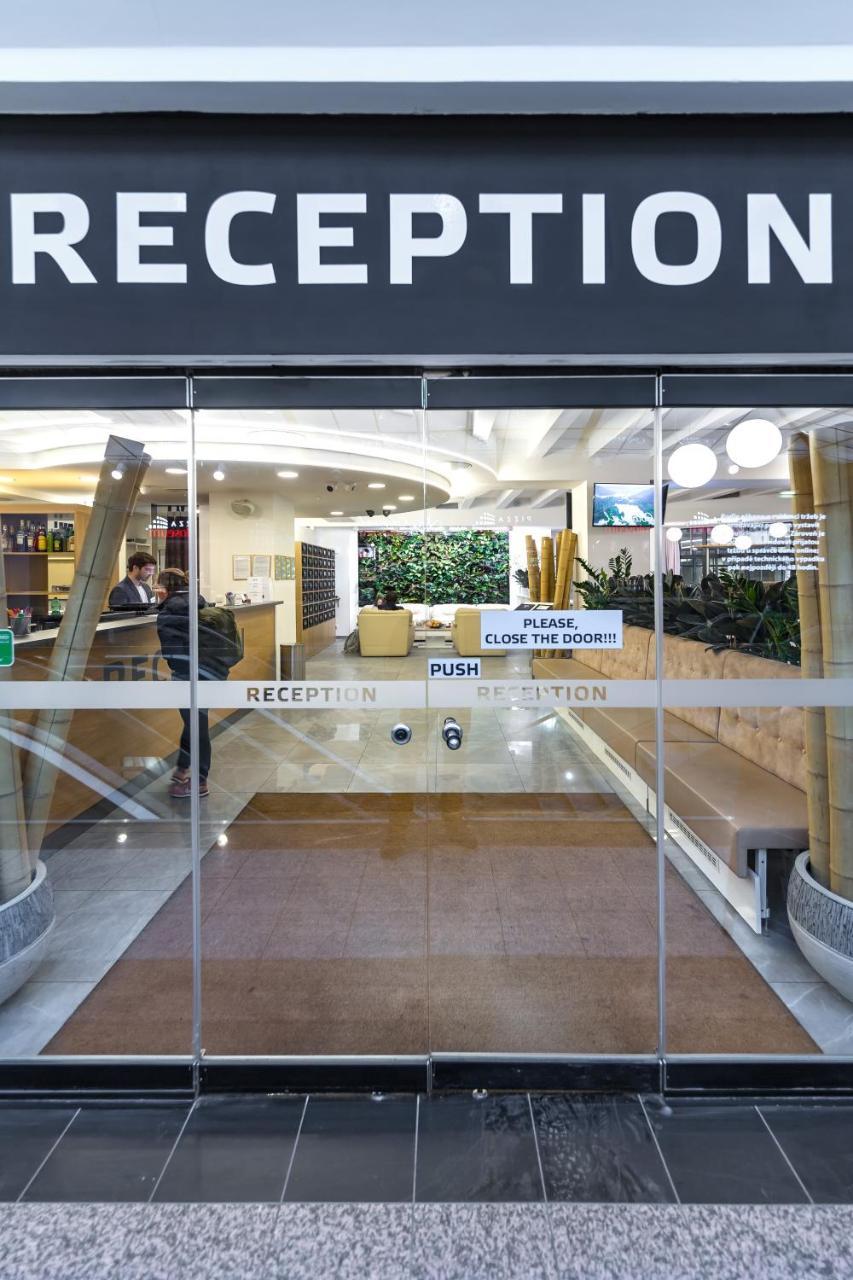 Merchants Crown Suites And Spa Prague Ngoại thất bức ảnh Automatic door