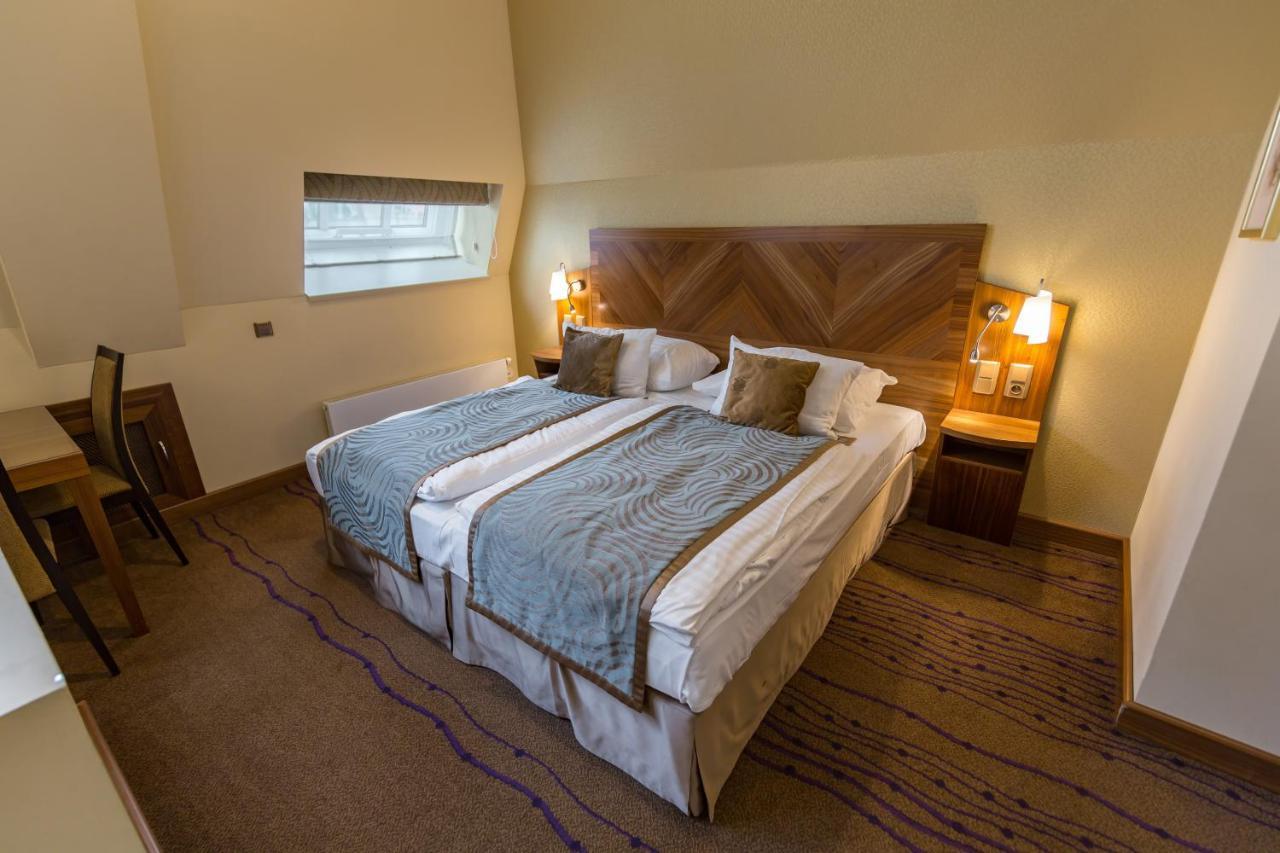Merchants Crown Suites And Spa Prague Ngoại thất bức ảnh A bedroom at the hotel