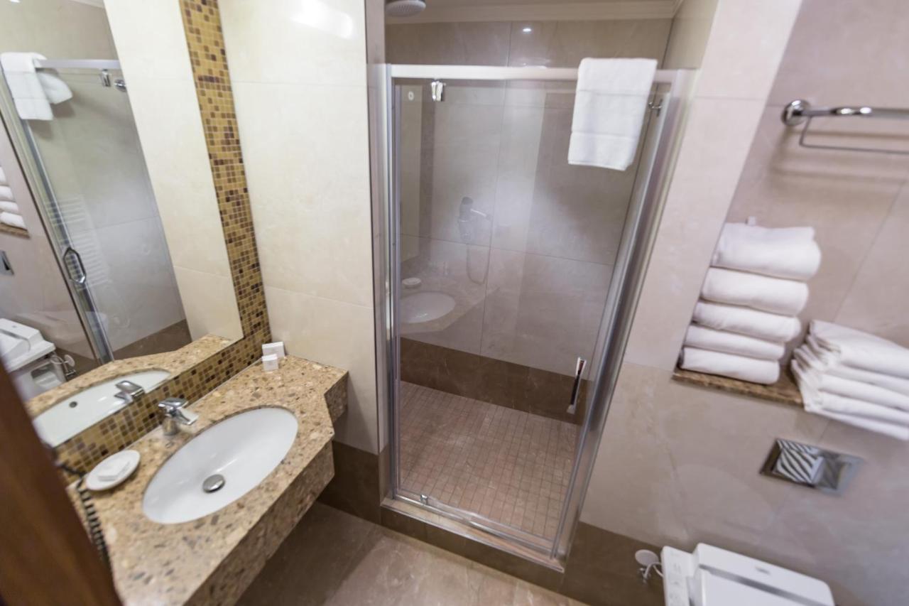 Merchants Crown Suites And Spa Prague Ngoại thất bức ảnh A shower enclosure
