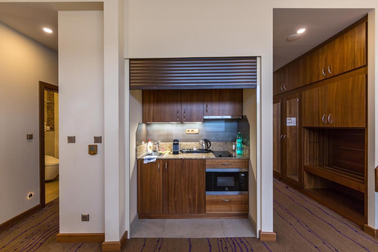 Merchants Crown Suites And Spa Prague Ngoại thất bức ảnh A kitchenette in a hotel room